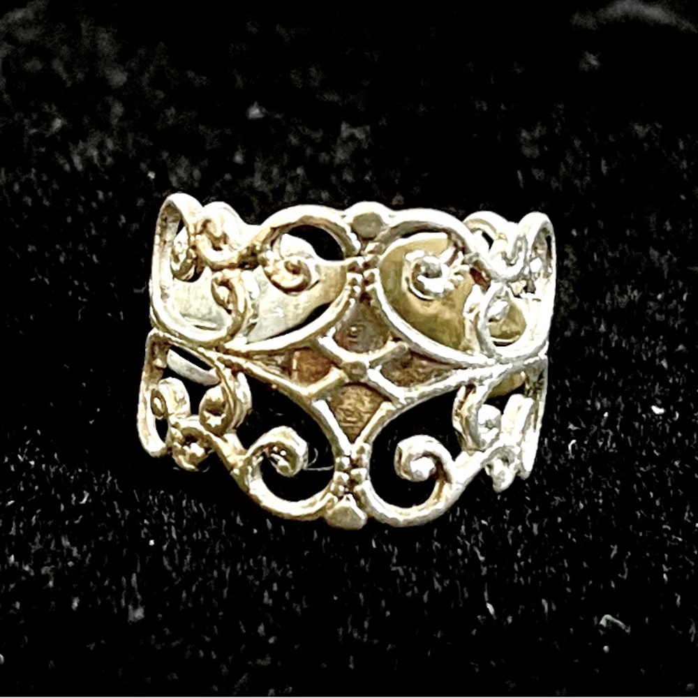 Beautiful intricate sterling silver ring.
